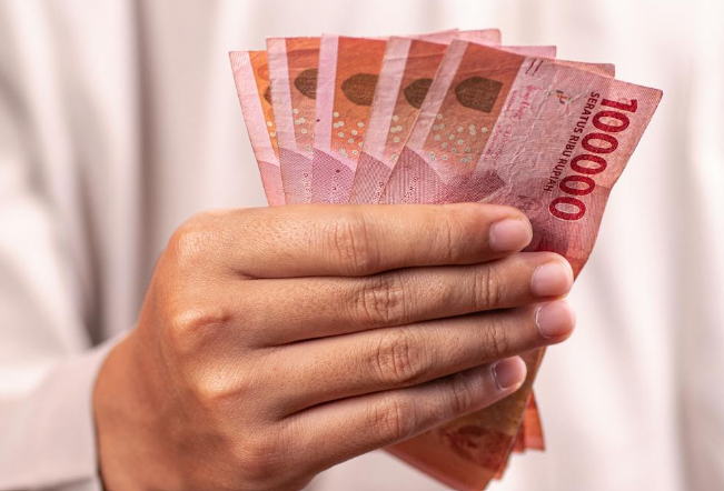 Rupiah Tembus Rekor Rp 17.668 per USD, Pernyataan Prabowo 'Orang Desa Tak Pakai Dollar' Disorot Media Luar
