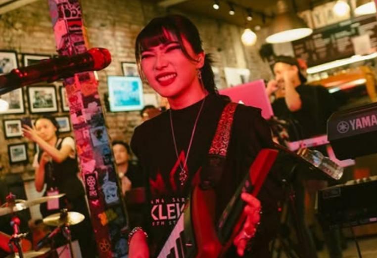 Isyana Sarasvati Takeover Filosofi Kopi untuk Party Dadakan, Rayakan Album 'EKLEKTIKO'