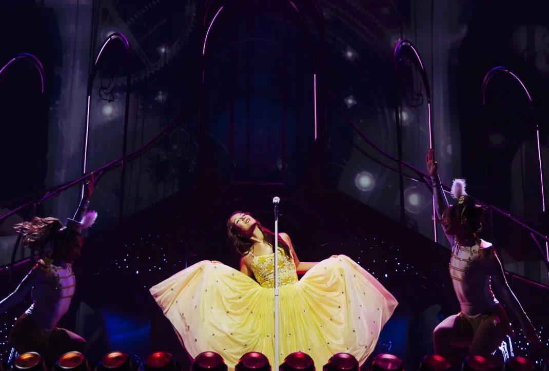 Laufey saat tampil di Los Angeles sebagai bagian dari A Matter of Time Tour.