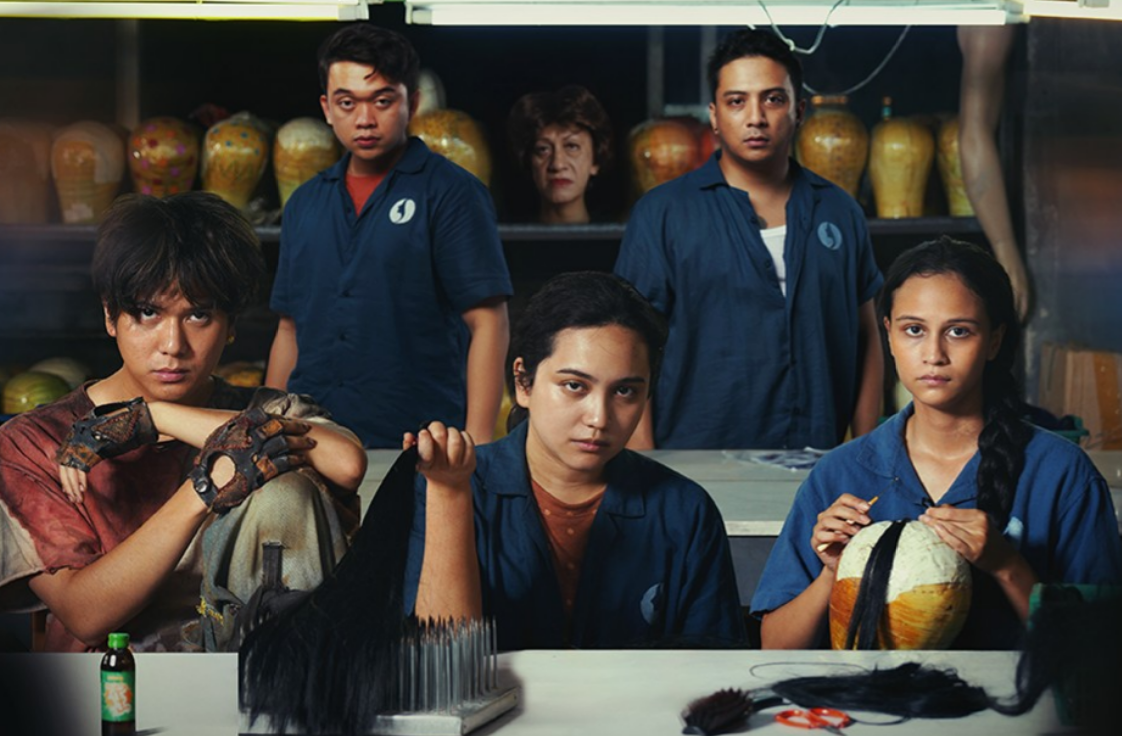 'Monster Pabrik Rambut': Ketika Horor Dunia Kerja Berpadu Dengan Retro Filmmaking