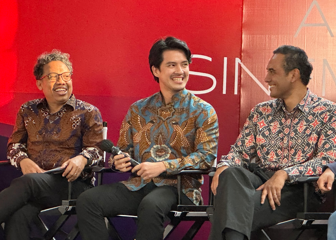 Morgan Oey saat Hadir di Konferensi Pers, bersama Budi Irawanto (Kiri) dan Ario Bayu (Kanan).