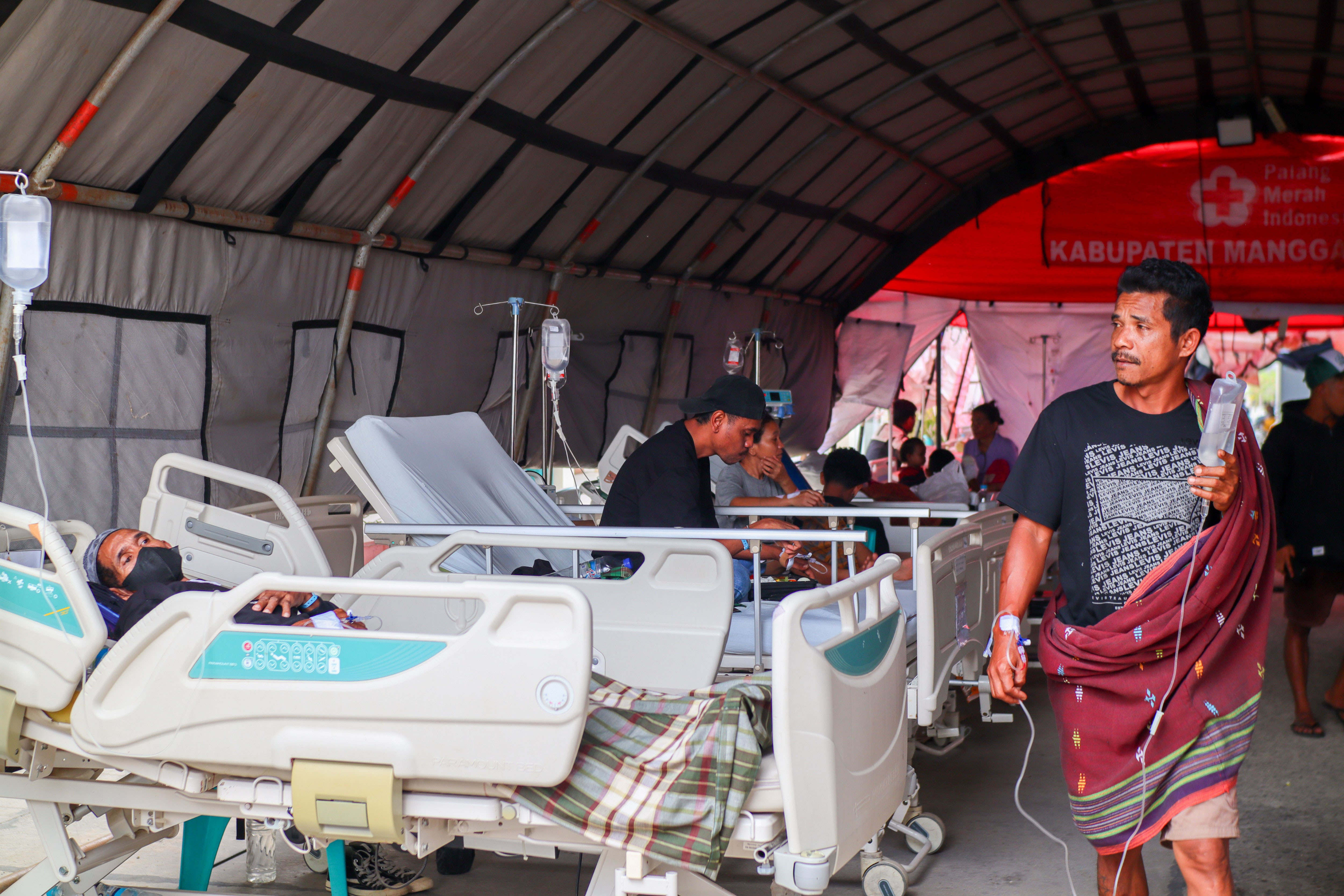 Perawatan pasien di tenda darurat RSUD Komodo, Labuan Bajo, Manggarai Barat, NTT