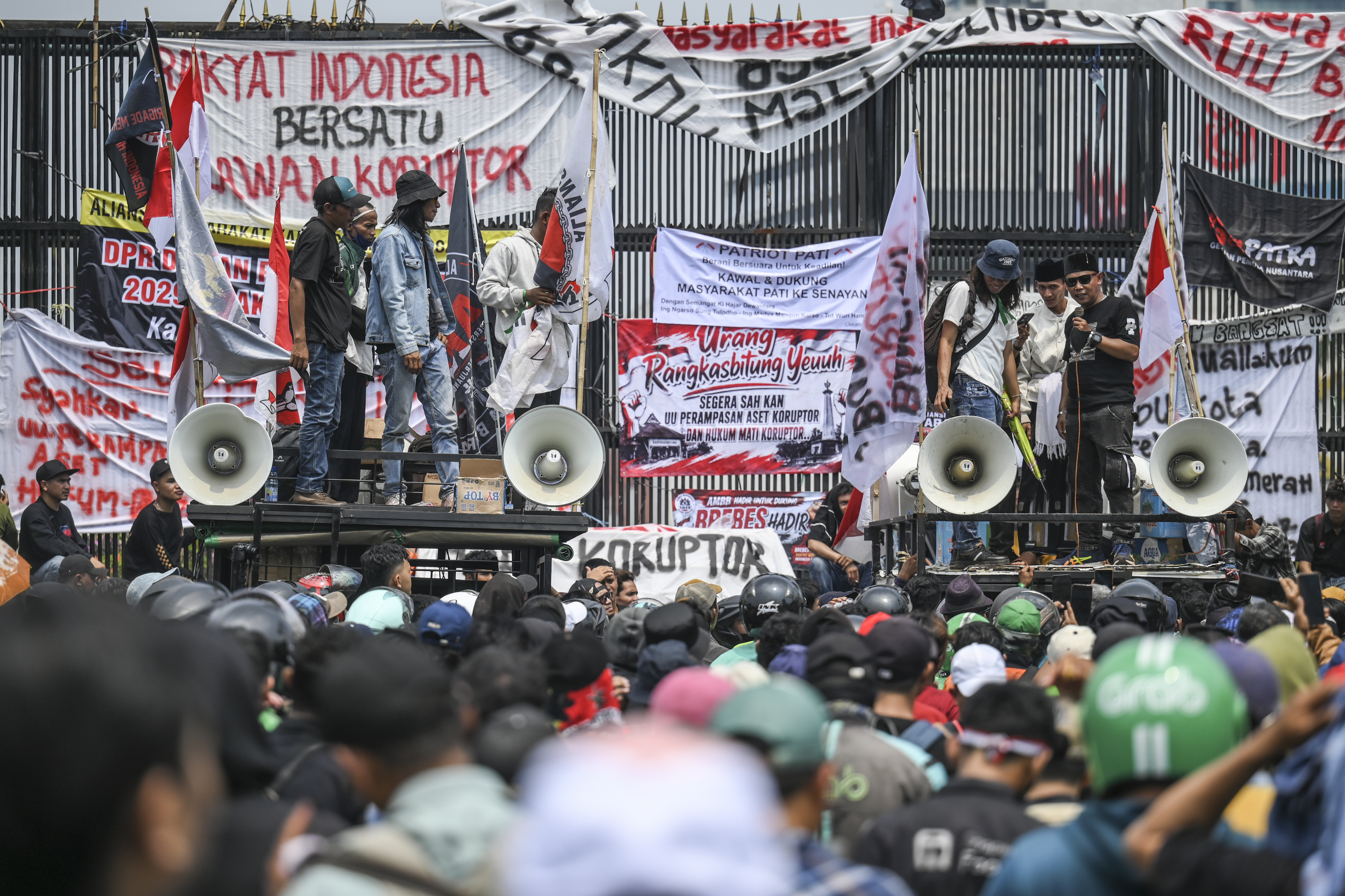 Aliansi Masyarakat Pati Bersatu (AMPB) berunjuk rasa di depan Gedung MPR/DPR/DPD