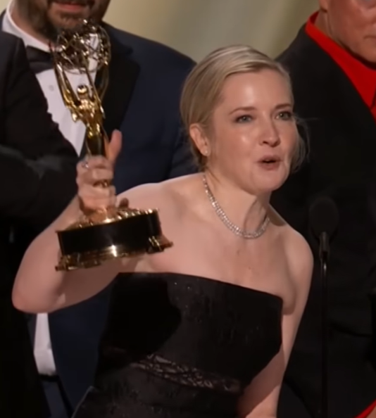Recap Emmy Awards 2026, dari Rekor Widow's Bay sampai Kejutan Taylor Swift di Sketsa SVU (1)