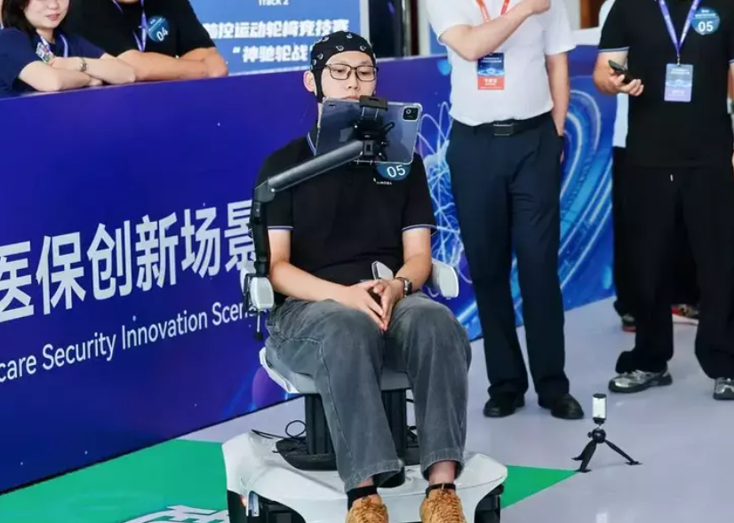 Kursi Roda Kendali Pikiran Buatan China Juara Kompetisi BCI di Hangzhou, Cukup Fokus ke Layar untuk Bergerak
