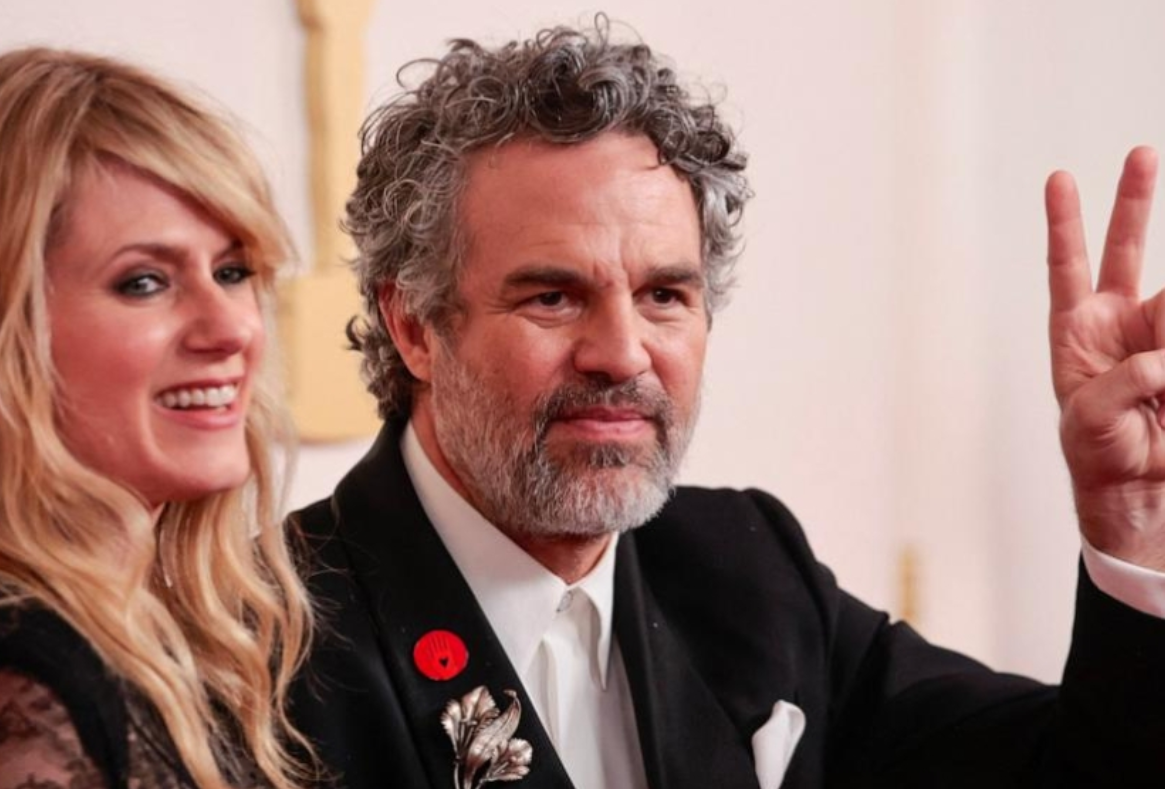 Mark Ruffalo mengenakan pin merah pro-Palestina